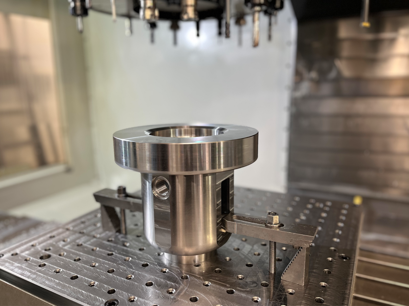 Deux projets, deux savoir-faire : usinage et métallerie {au service des infrastructures EDF}